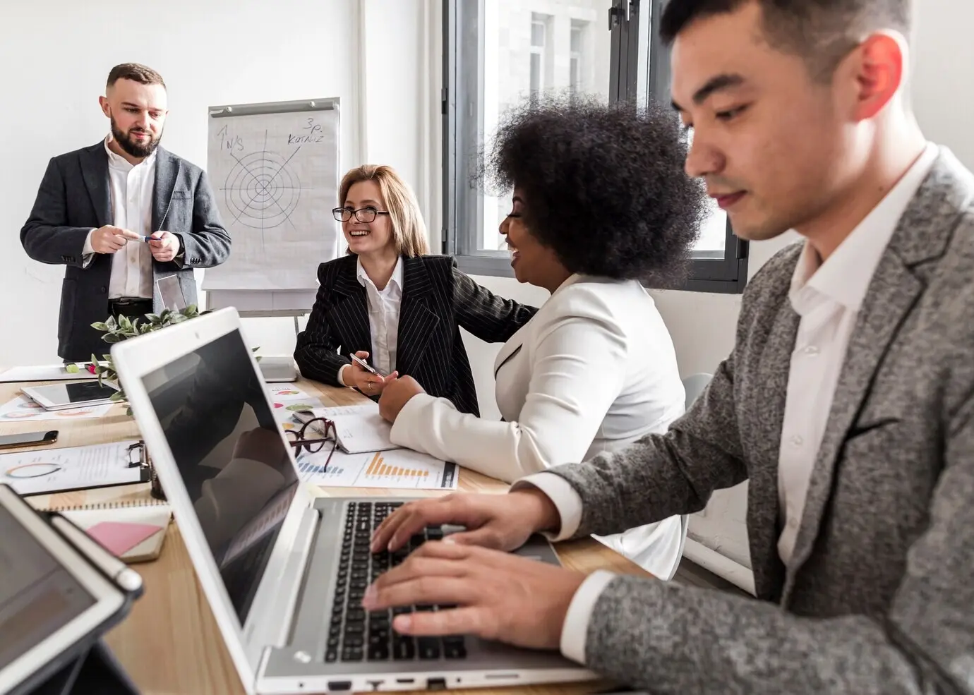 Фронтальный вид деловых людей на совещании