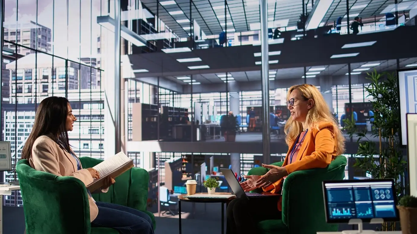 Руководитель бизнеса в профессиональном офисе, разрабатывающий стратегию успешного развития.